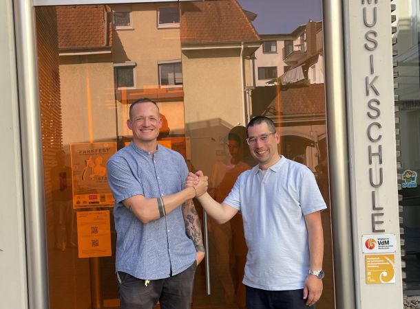 Musikschulleiter Philipp Wolfart (links) und Simon Abraham, Vorsitzender der Stadtkapelle