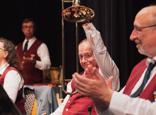 Musiker der Stadtkapelle Schwetzingen präsentiert sein Instrument